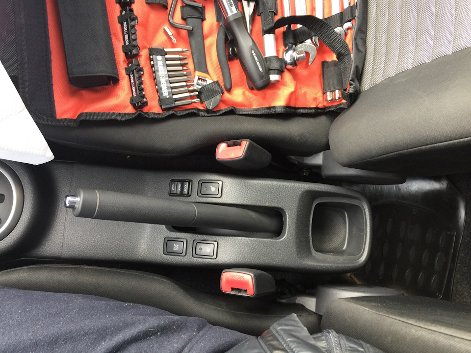 Установка подлокотника — Suzuki SX4 (1G), 1,6 л, 2011 года | аксессуары ...