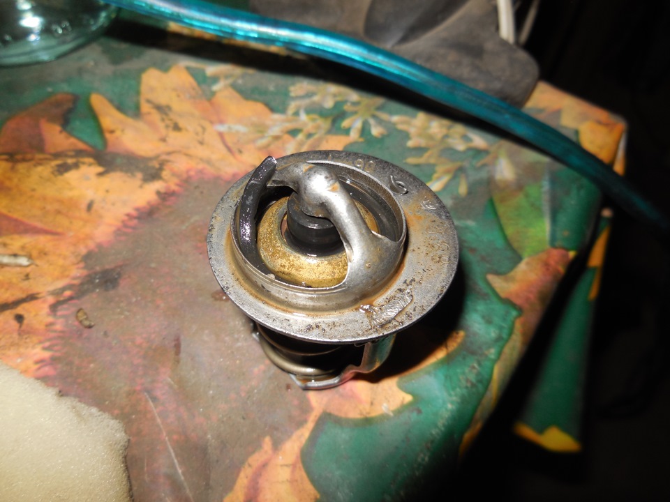 термостат мазда 6 gh 2. Vw golf 2 термостат. Nissan cliper термостат. замена термостата 3. термостат фольксваген пассат б3 1.