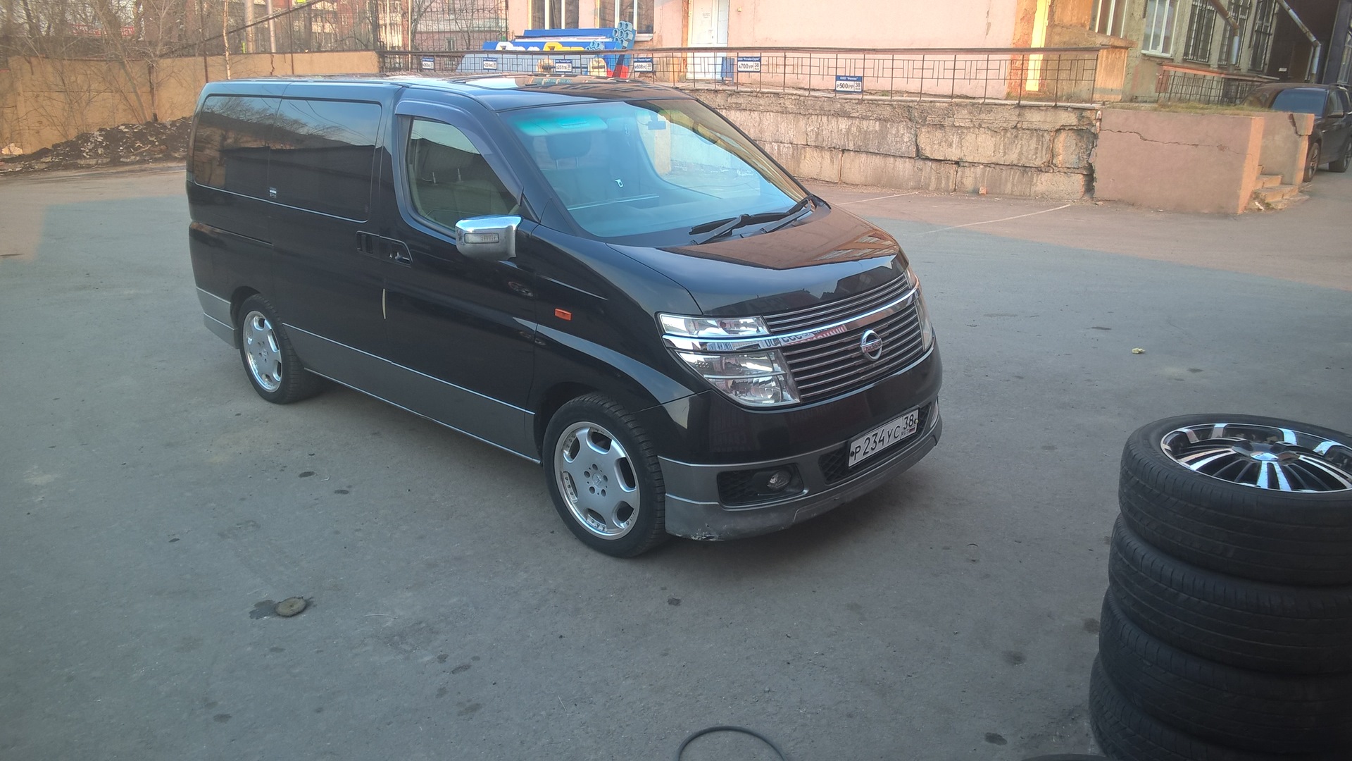 Nissan Elgrand 2003