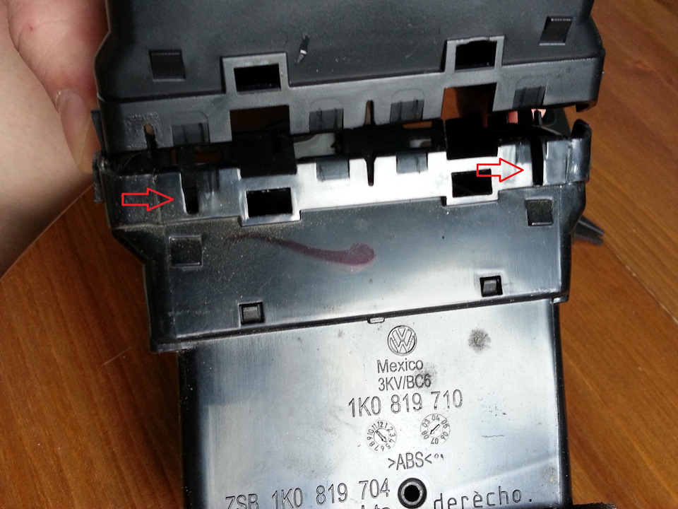 обратите внимание, что корпуса разные и передние рамки не взаимозаменяемы! — Volkswagen Jetta V. Запчасти на фото: 1K0819710, 1K0819704