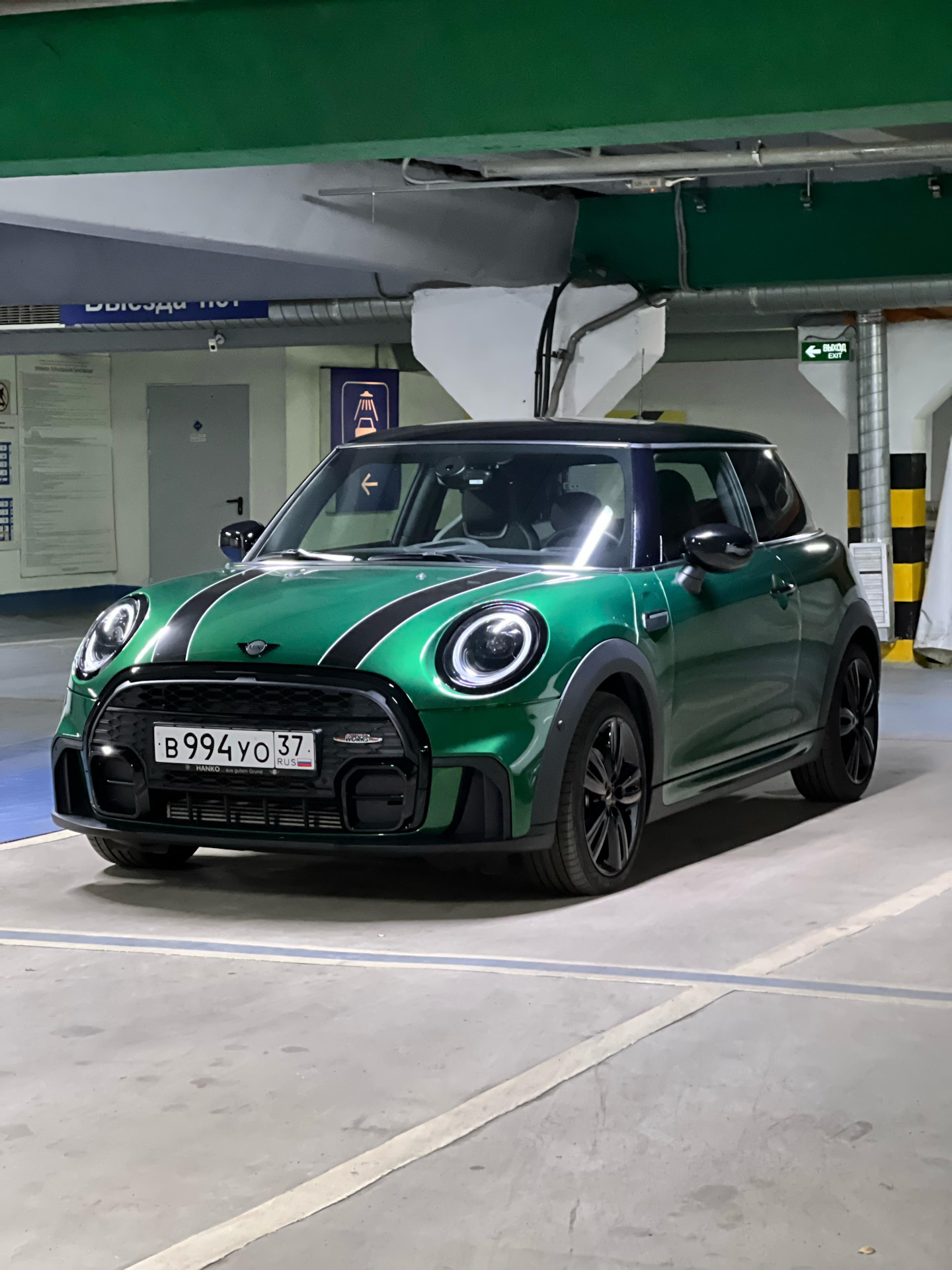 Всю зиму смотрел на него таким. И полосы меня стали раздражать. Всё же белый кант здесь как то не к месту. Нужно было искать\заказывать полосы чисто чёрные. Либо перед установкой отрезть белые части. В итоге решил их снять — MINI Cooper Mk III