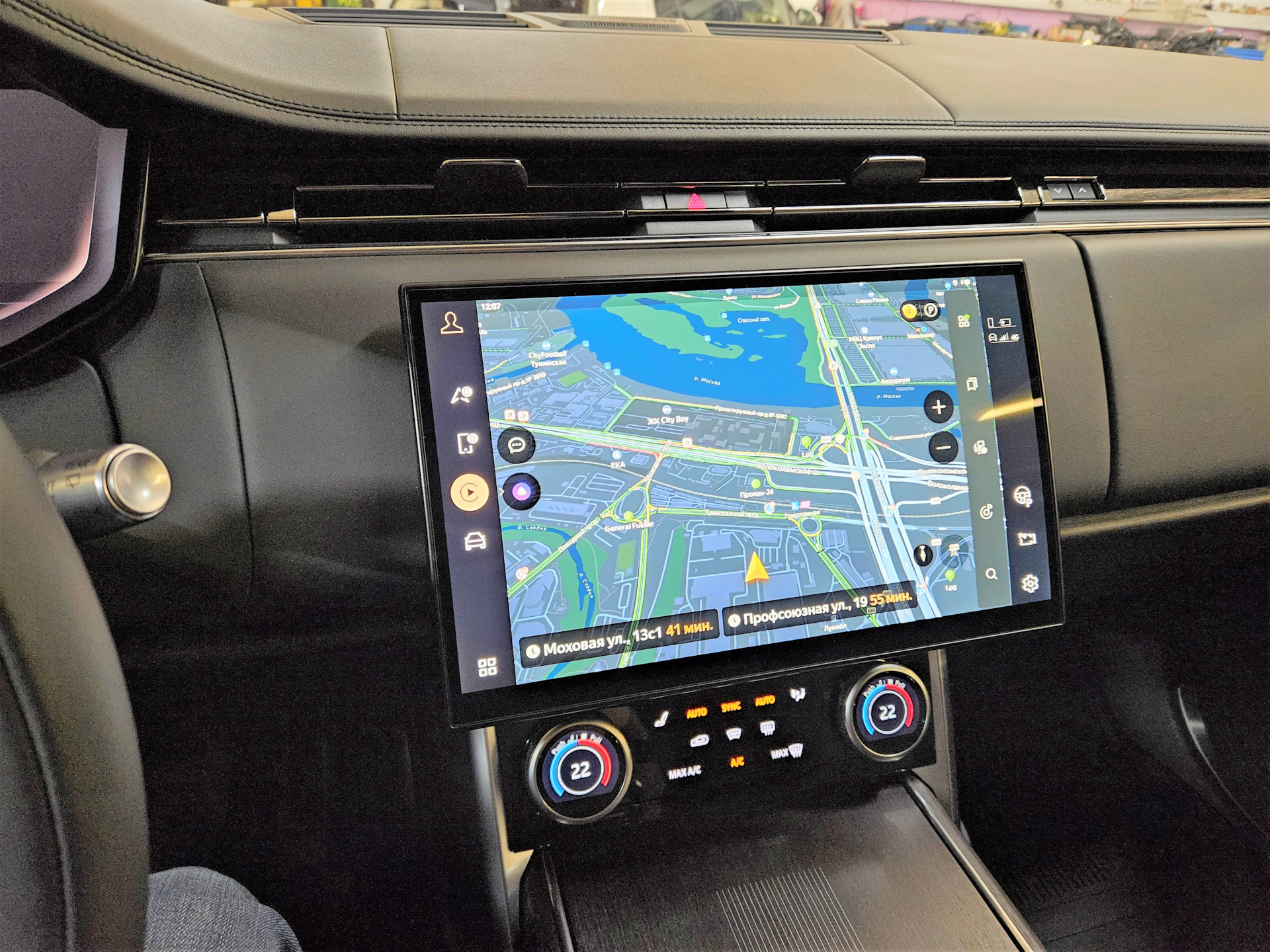 Расширенные мультимедийные возможности. LCD дисплей в range Rover l322. Монитор в Рендж Ровер. Мультимедиа на рычаге. Модифицированная мультимедиа на Ситрак