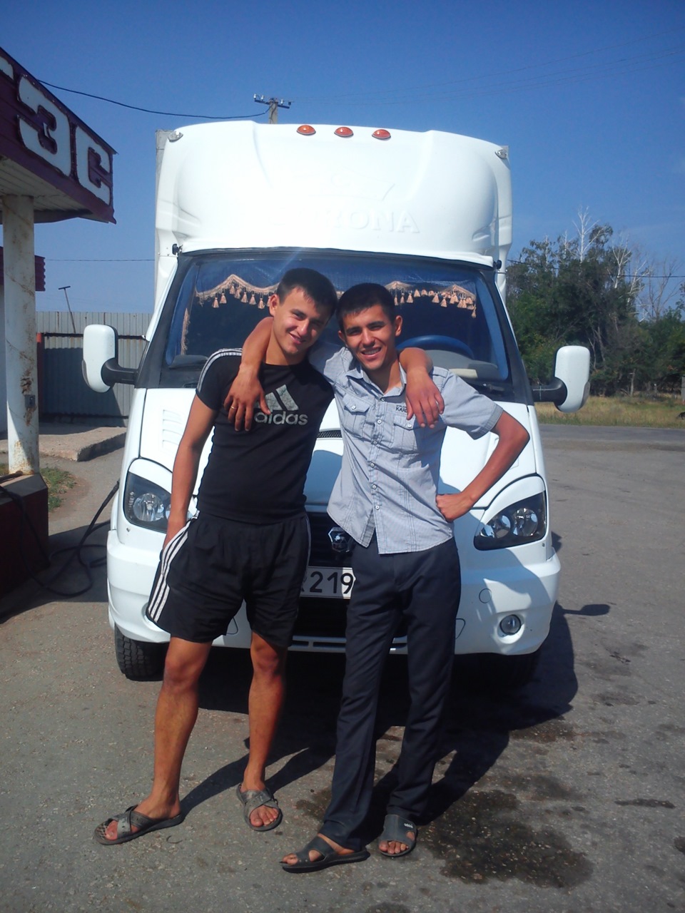 заехали накормить коня газом и решили пофоткаться — ГАЗ Газель, 2,4 л ...