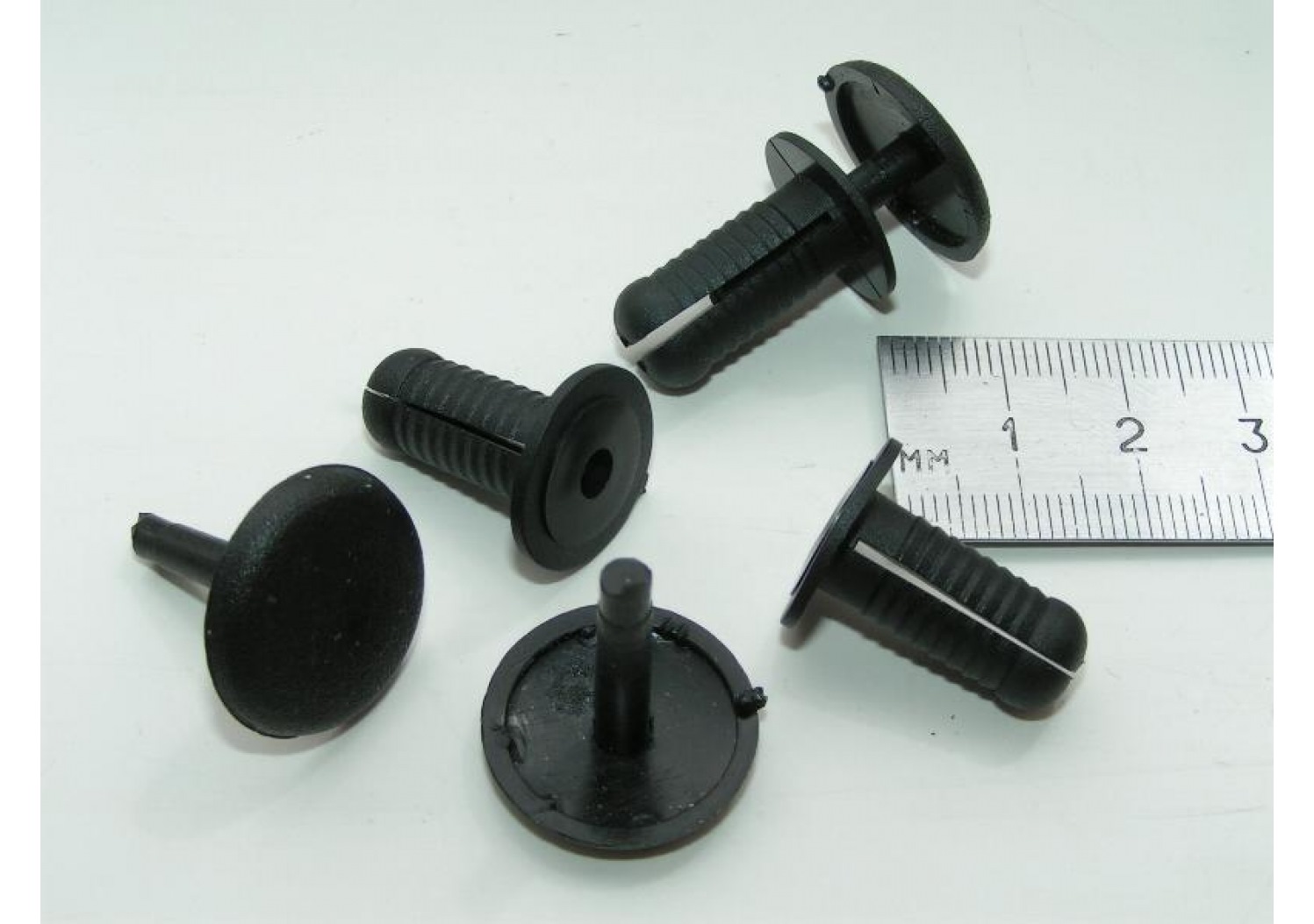 Клипсы пистоны автомобильные на ваз 2107. Клипсы для крепления обшивки багажника. Клипсы крепления обшивки багажника ваз 2114. Клипса обшивки потолка ваз 2114. Клипсы мицубиси mr480469.