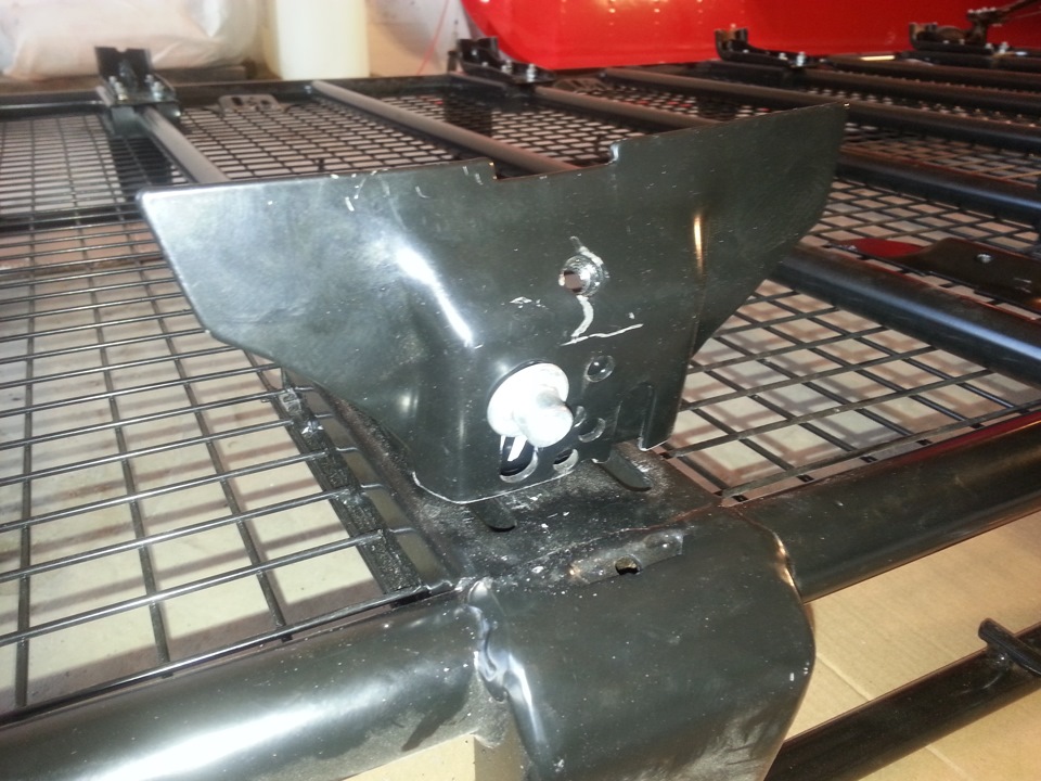 Крепим на 1 болт вкручивая его в заранее купленные гайки — УАЗ Patriot