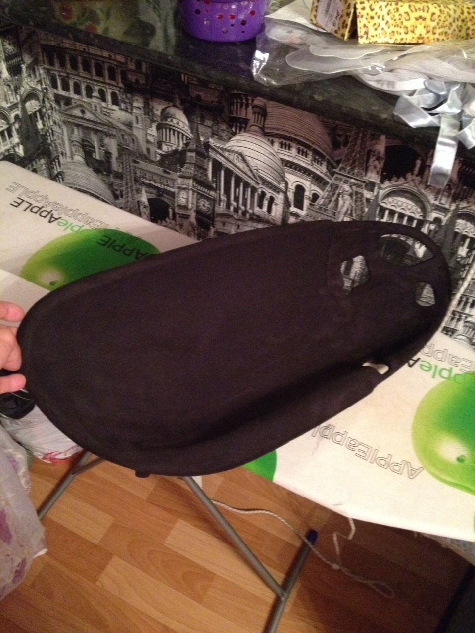 Решил обтянуть салон Алькантарой. Пока только успел обшивку двери ...