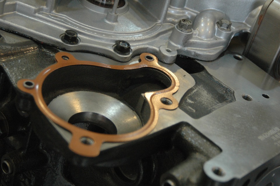 Помпу осталось только прикрутить… — Hyundai Santa Fe (2G)