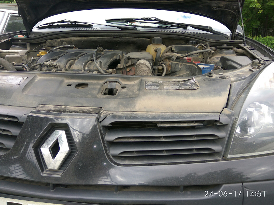 Замена решётки радиатора — Renault Symbol, 1,4 л, 2006 года | своими ...