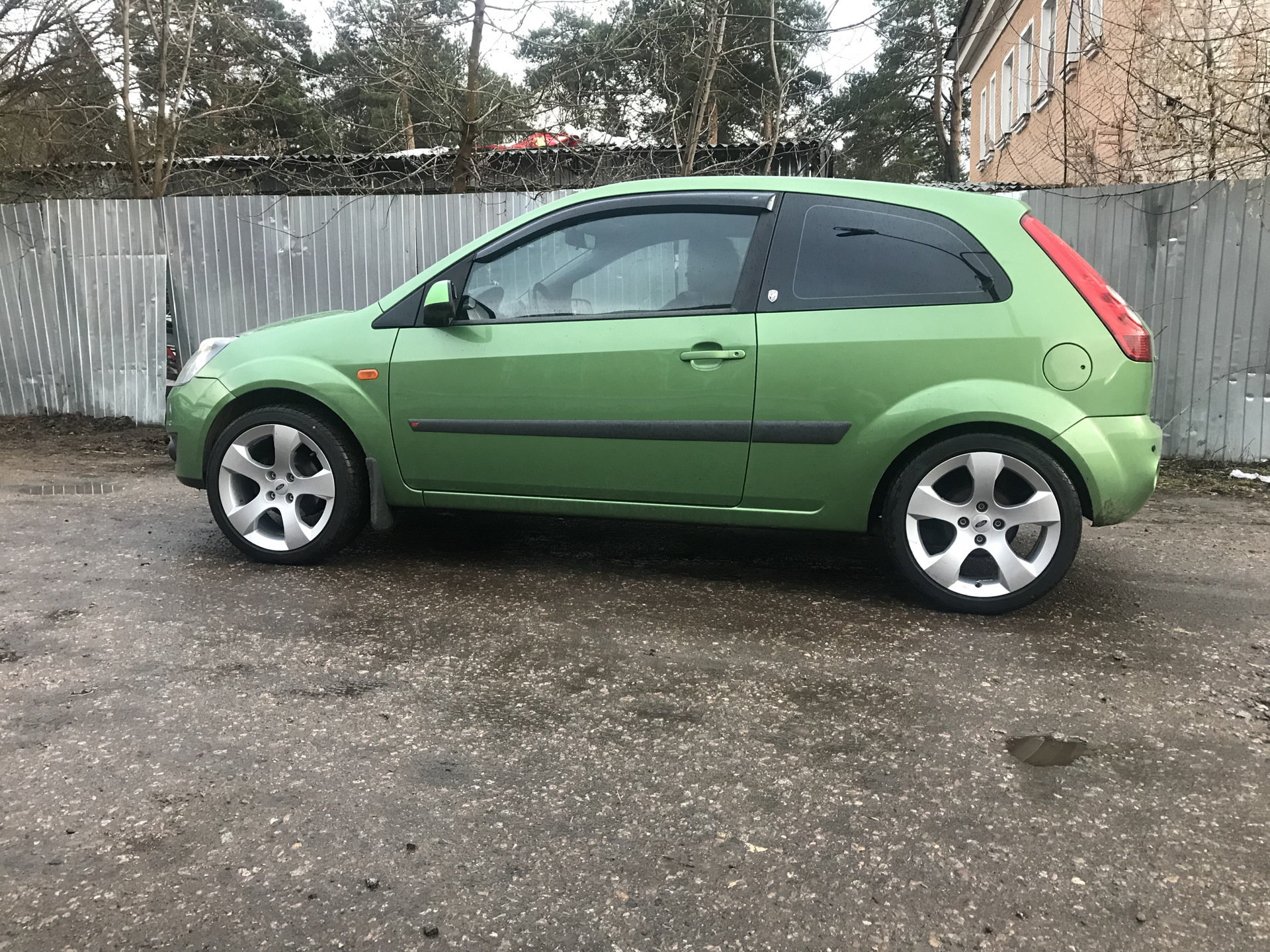 Фиеста размер шин. Форд Фиеста 2007 r17. Ford Fiesta mk5 r17. Ford Fiesta mk5 1.6. Ford Fiesta mk5 диски r16.