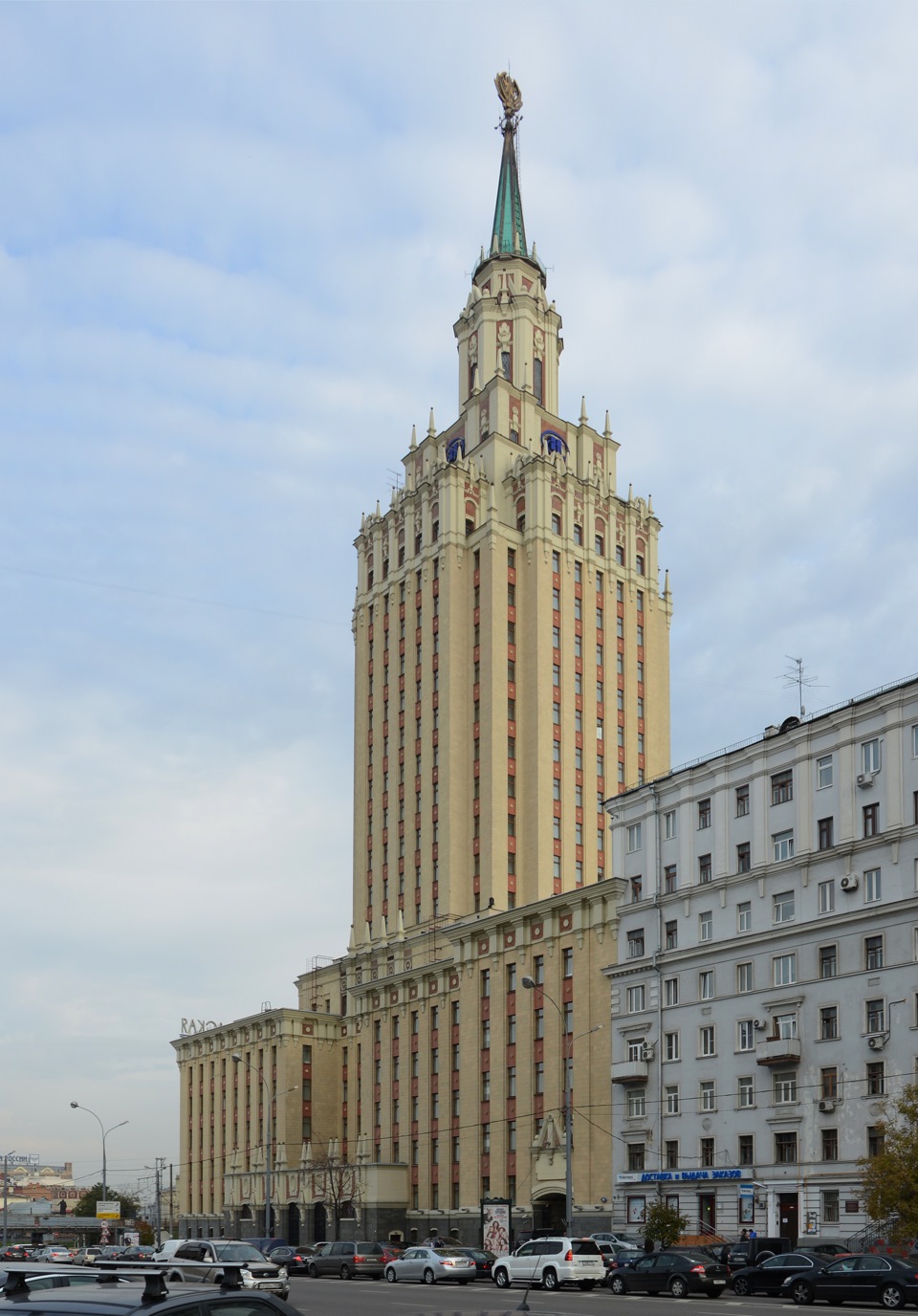 Москва ленинградская. Высотка Хилтон Ленинградская. Гостиница Ленинградская Москва сталинская высотка. Гостиница Ленинград высотка. Гостиница «Ленинградская» на Комсомольской площади.