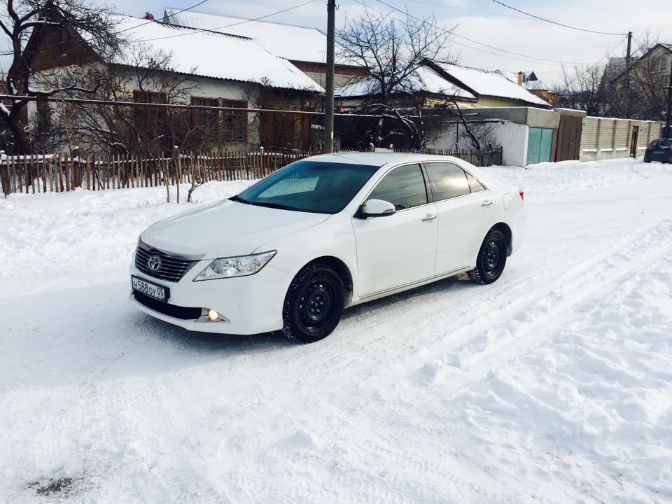 Камри зимой. Белая Camry 50 зима. Белая Тойота Камри 40 снег. Белая Камри 40 зимой. Белая Камри 40 антихром.