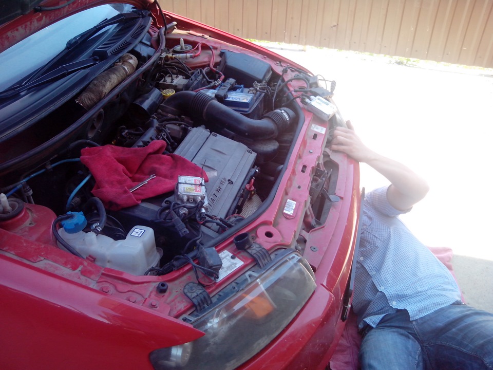 Замена нижнего патрубка радиатора — FIAT Punto II, 1,8 л, 2002 года ...