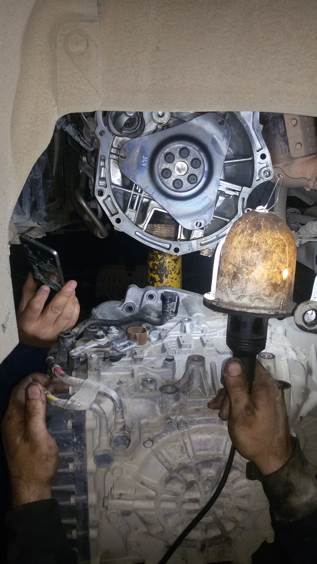 Сальник коробки передач солярис 1. Солярис 1,4 теплообменник. Снять акпп солярис. Снять акпп солярис. Коробка хендай солярис 1.