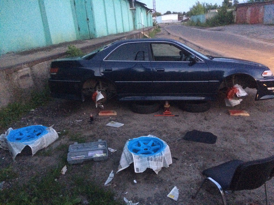 в гараже отрубили свет, поэтому красим прям на улице и стараемся успеть до захода солнца — Toyota Mark II (100)