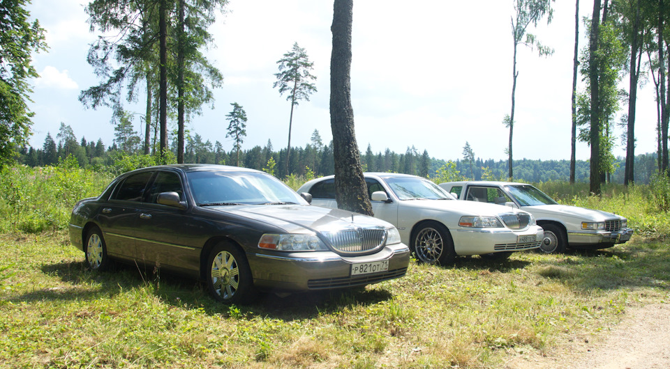Lincoln Town Car Signature, Lincoln Town Car Executive Long, Cadillac DeVille Coupe — Lincoln Town Car III