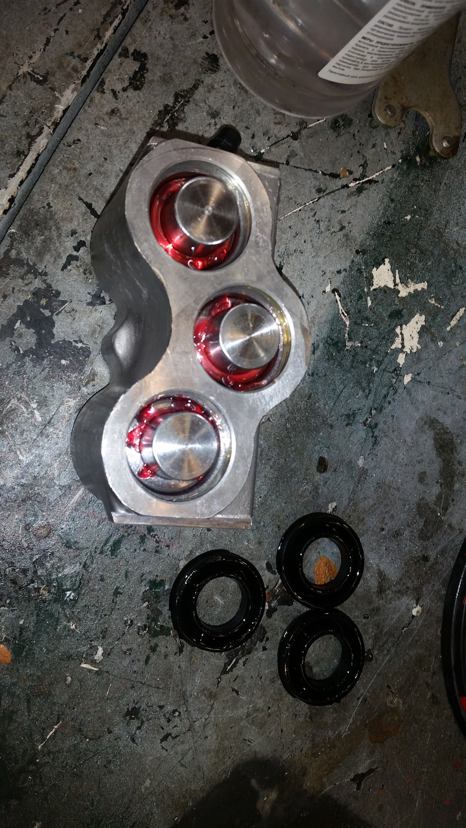 Далее сдернул пыльники с новых цилиндров, смазки мало, а смазка нужна, по опыту знаю, что нижний поршень клинит из-за коррозии. — Chevrolet Niva (1G)