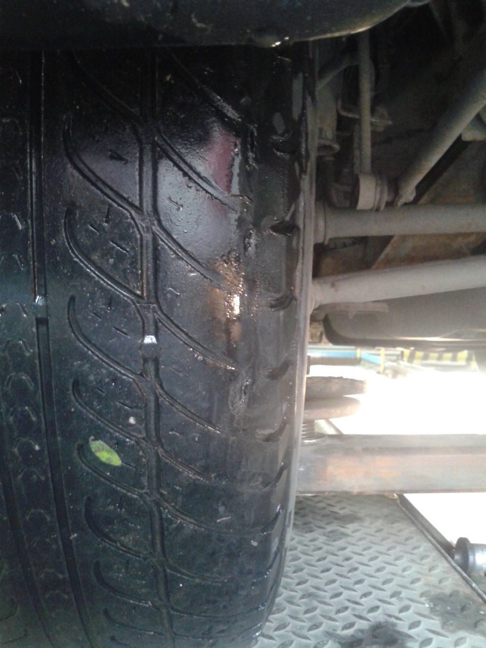 Съедает внутреннюю сторону задних колес. Форд фокус 2 хэтчбек износ резины внутренний. Причины износа автомобильных шин грузового автомобиля. Схождение передних колес износ шин. Съедает внутреннюю сторону задних колес.