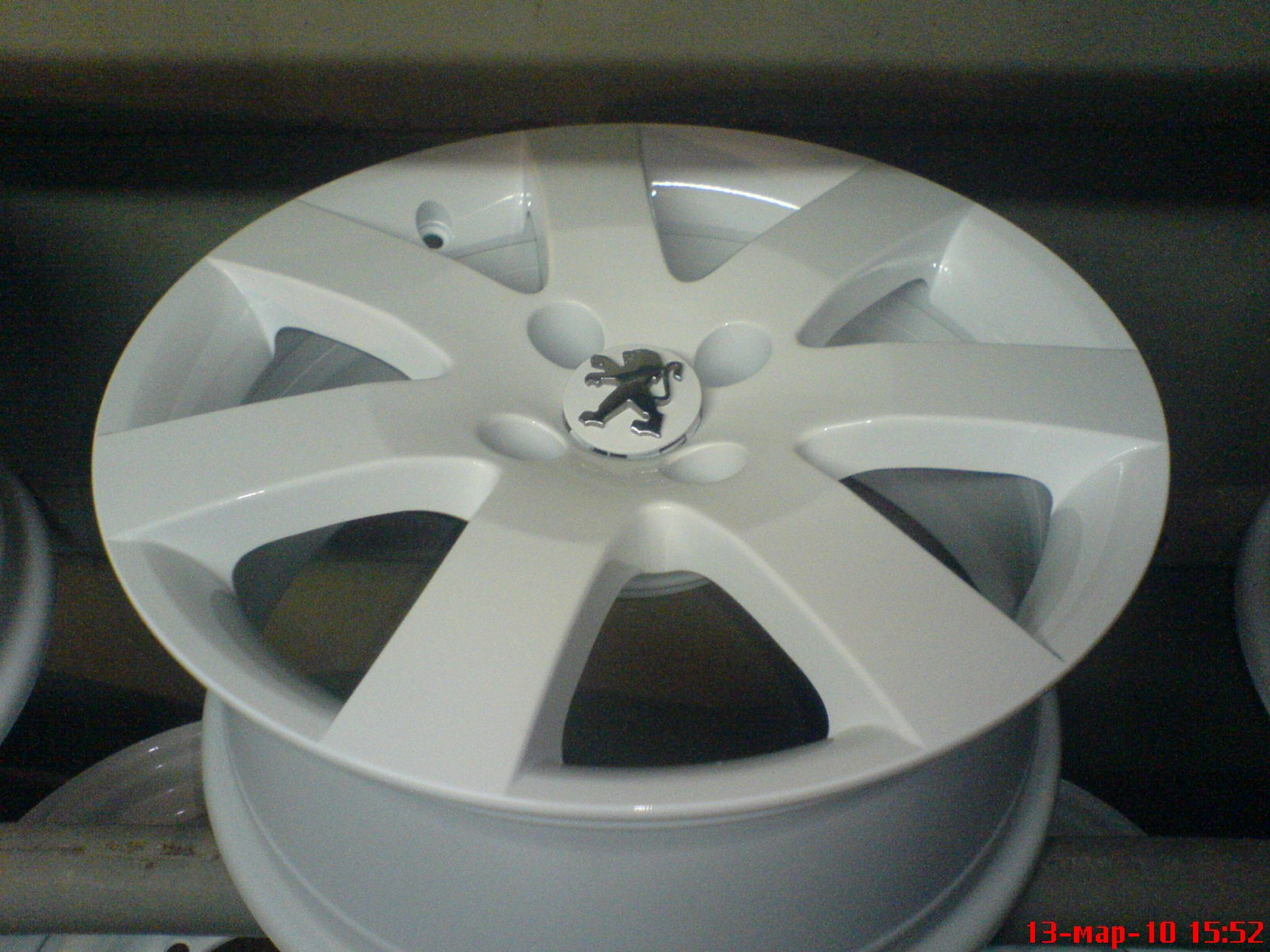 Белые диски — Peugeot 308 (1G), 1,6 л, 2009 года | тюнинг | DRIVE2
