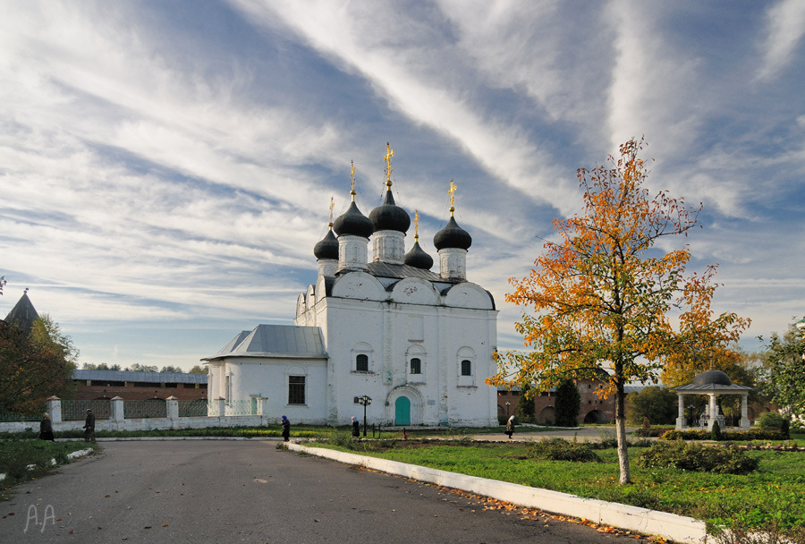 Зарайск фото. Зарайск Кремль осень. Осенний Зарайск. Зарайск осенью достопримечательности. Зарайский Кремль осенью город.