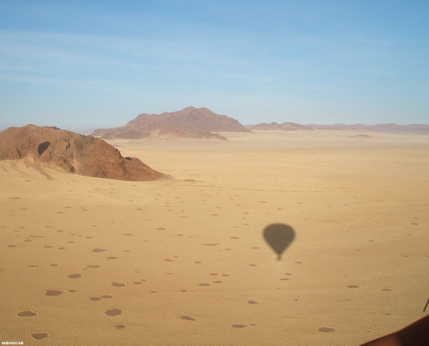 Кругом было пустынно. Круги в пустыне Намиб. Кружок в пустыне. Круги в пустыне в Африке. Загадочные круги в пустыне.