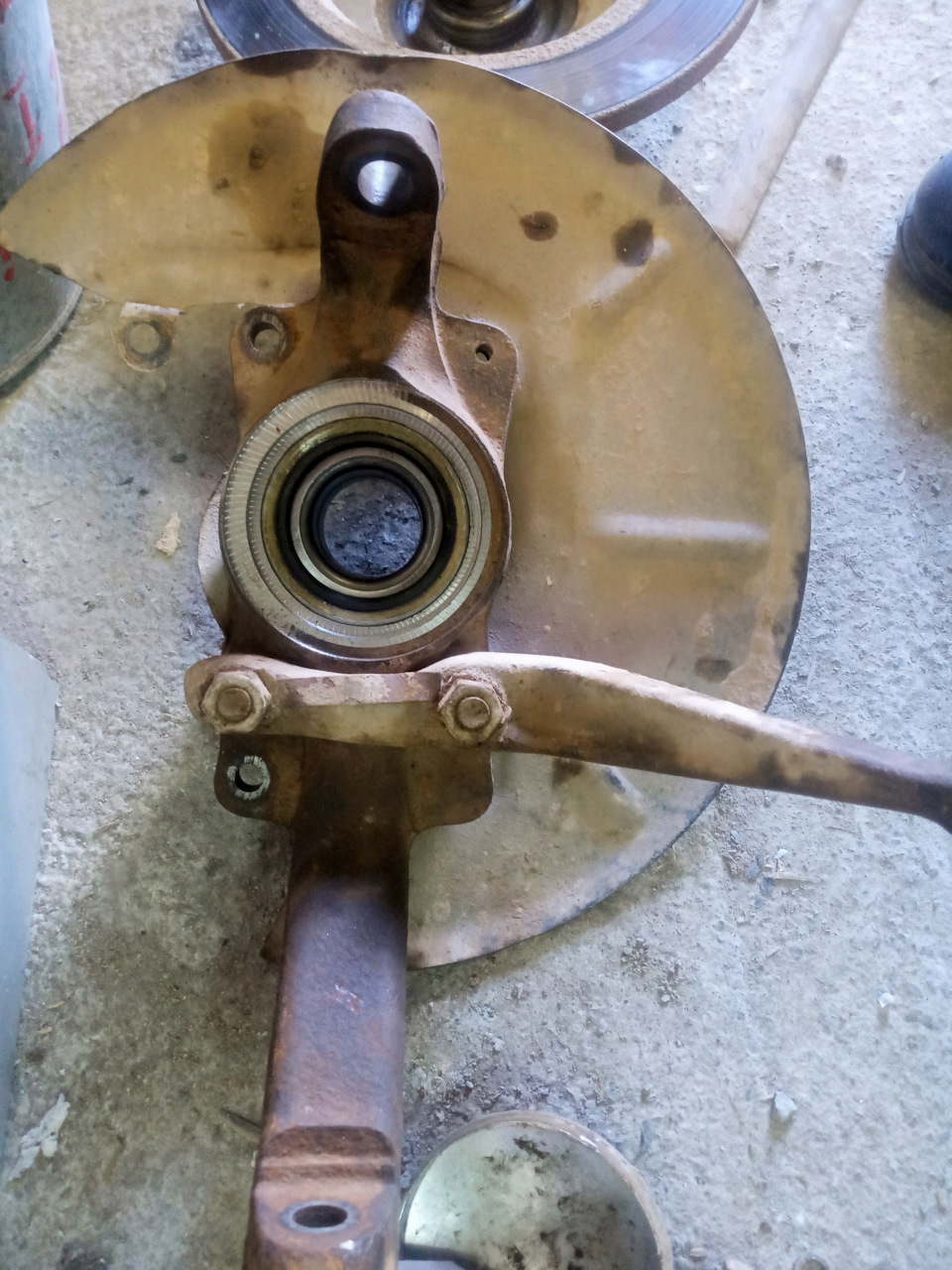 Замена поворотных кулаков на кулаки с подшипником Ивеко — Lada 4x4 3D ...
