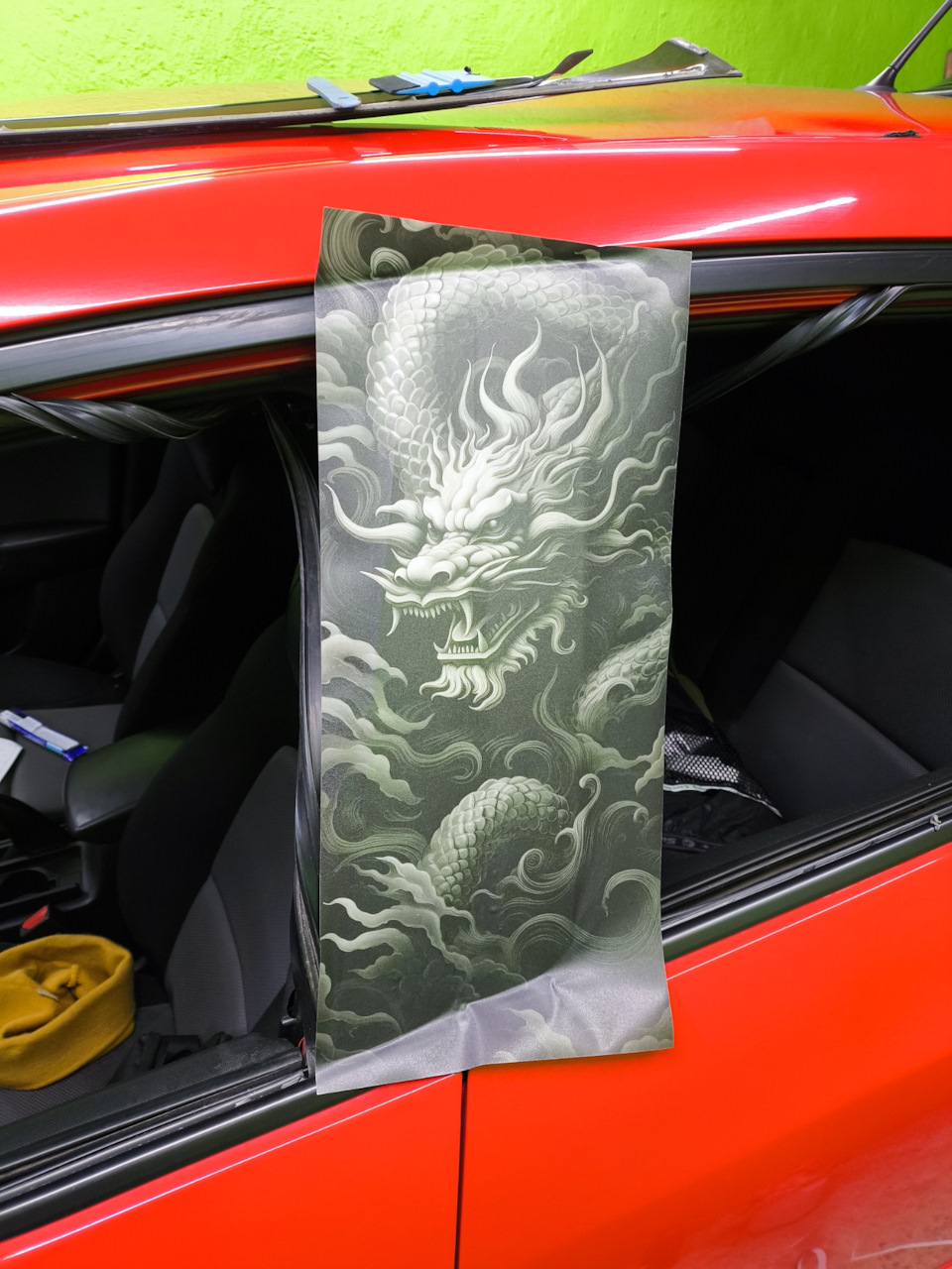 Подобрал оптимальное положение и приступил к установке наклейки. Самое хлопотное было ровно отрезать. Но с данной задачей я справился благополучно. — Mazda 3 (1G) BK