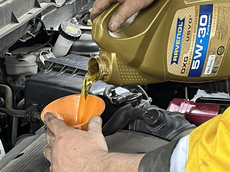 Заливка свежего масла Ravenol DXG 5W-30 — Mitsubishi ASX