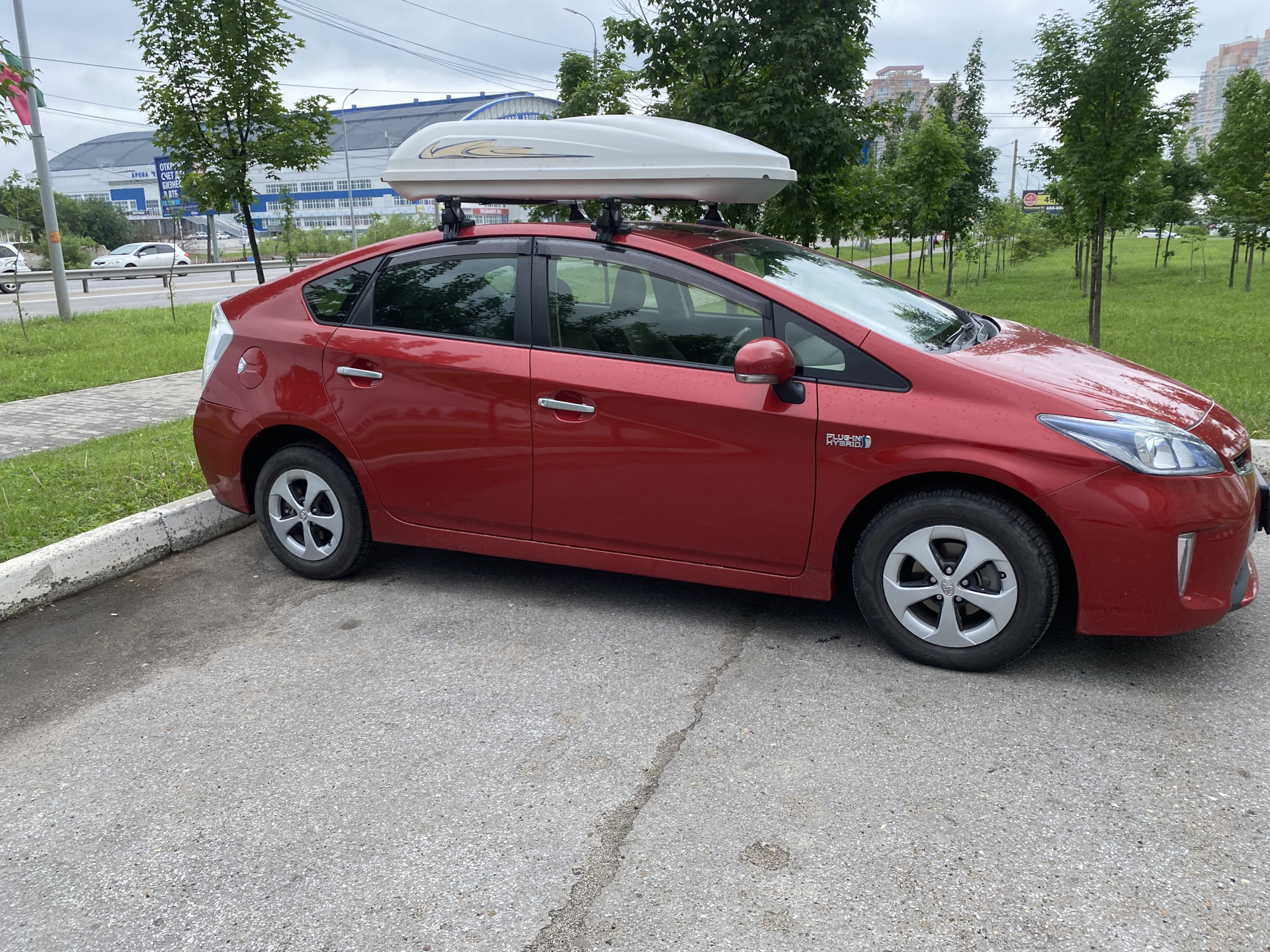 Багажный бокс на крышу — Toyota Prius Plug-in Hybrid (1G), 1,8 л, 2012 года  | тюнинг | DRIVE2