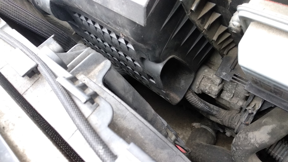 Клапан маслоотделителя в системе ВКГ — Volvo S80 (2G), 2,5 л, 2009 года ...