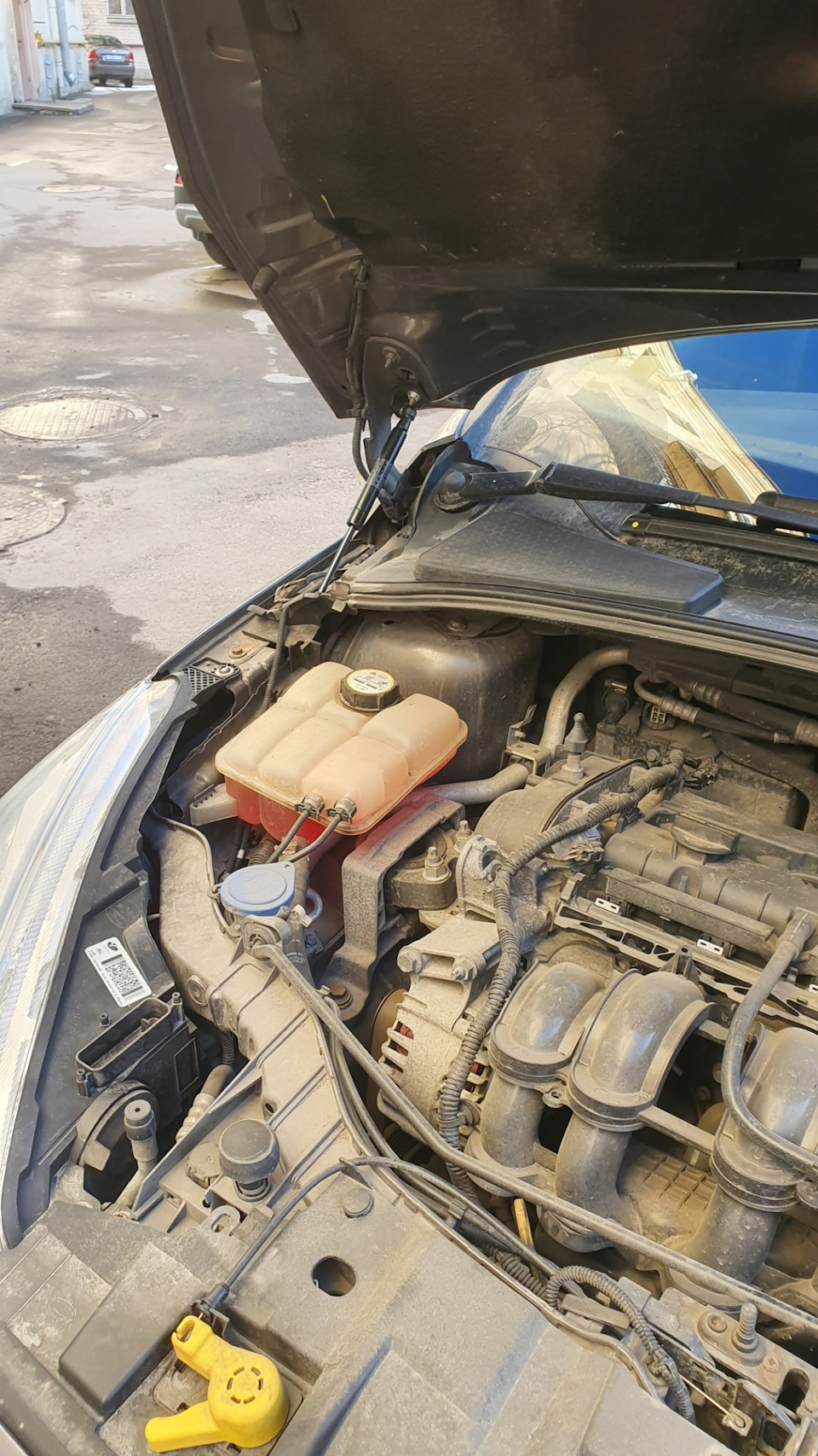 Шкода рапид как открыть бензобак - фото