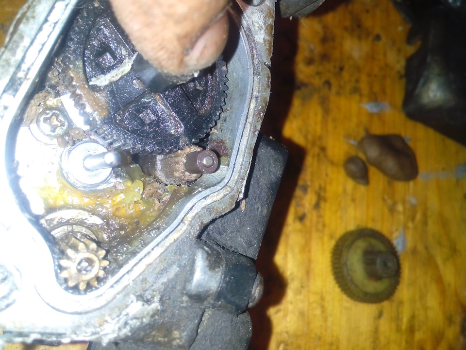 вставляем на штатное место и накатываем это шестеренко))) переодически надо чстить шестеренку от забитых в зубцы куочков холодной сварки. чтобы на ремонтируемой шестерне зубцы наминались ровно! Потом даем подстыть сварке, и в полу твердом состоянии еще раз прокатываем шестеренку! — Mitsubishi Chariot (2G)