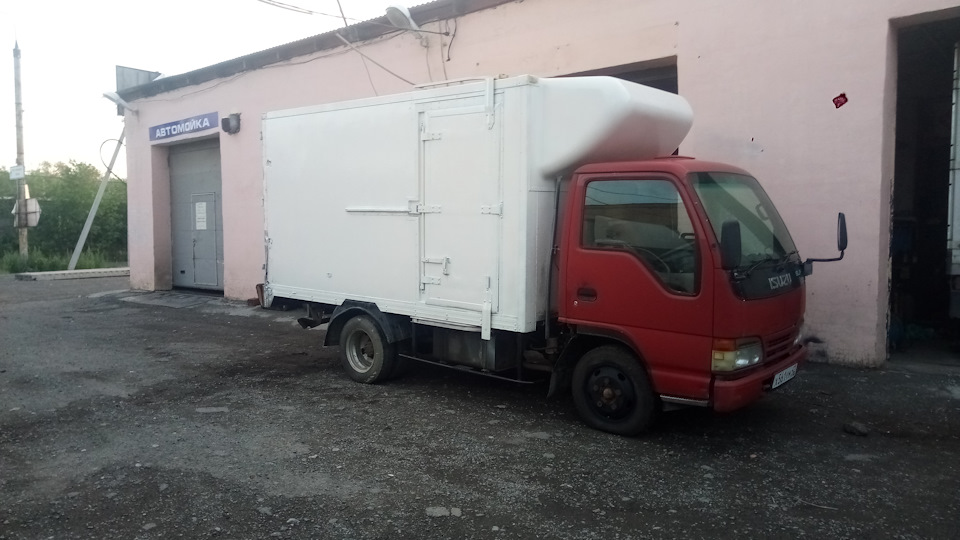 Исузу эльф 2003. Isuzu Elf 1997. Isuzu Elf 1994 фургон технические. Грузовик Исузу Эльф. Исузу Эльф бензовоз.