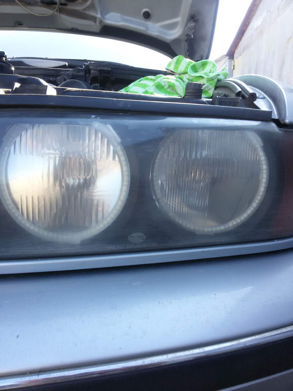 Фары до почти не фоткал, вот к примеру правая до полировки. — BMW 5 series (E39)