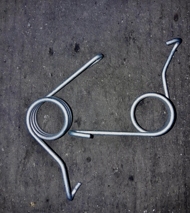 Пружина суппорта мазда 3. Пружины суппортов форд. Пружина суппорта форд фокус 2. Пружина заднего суппорта форд фокус 2. Пружины суппортов форд.