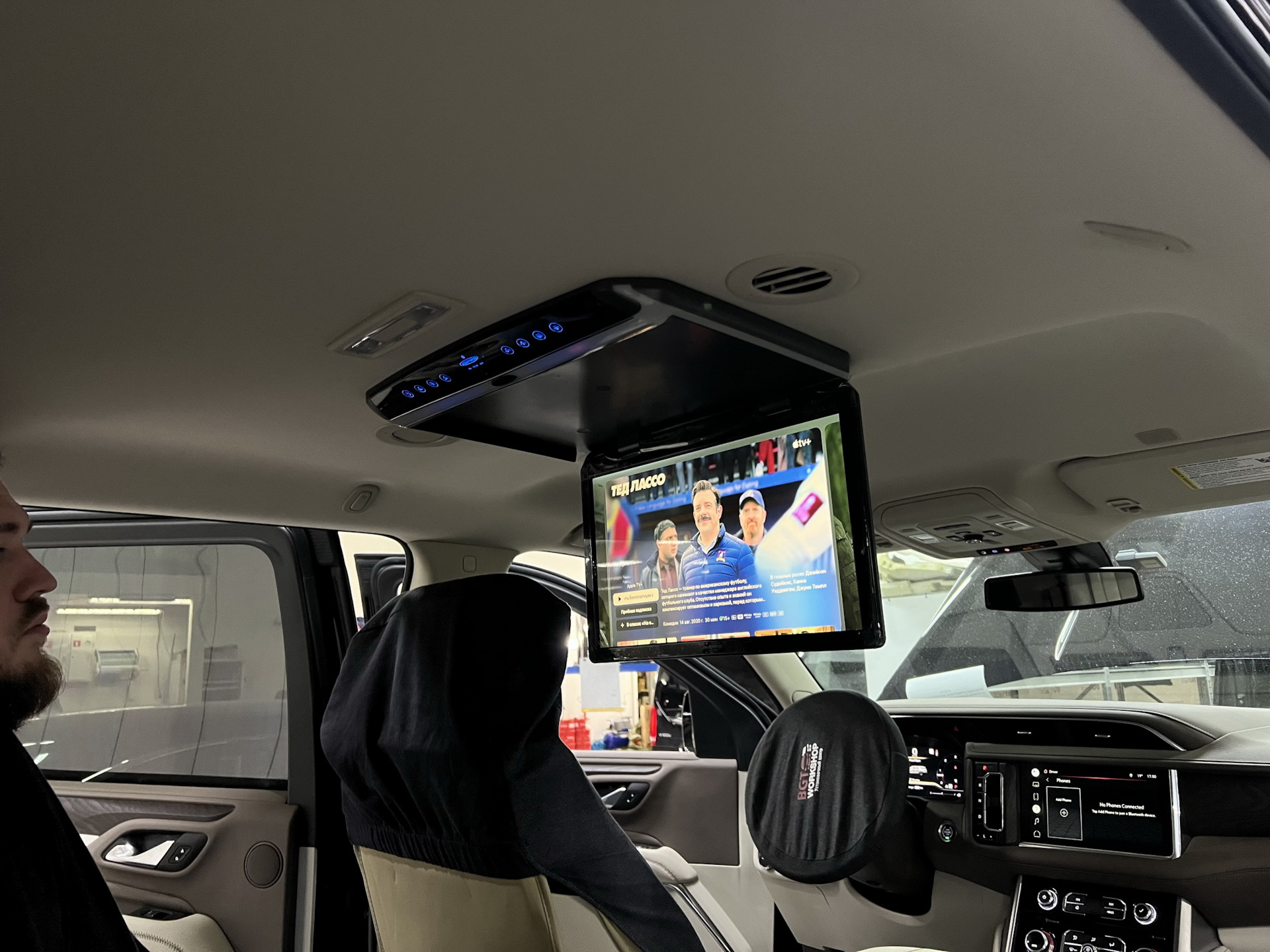Кинопоиск привязать телевизор. Потолочный монитор. Как подключить потолочный монитор в авто.
