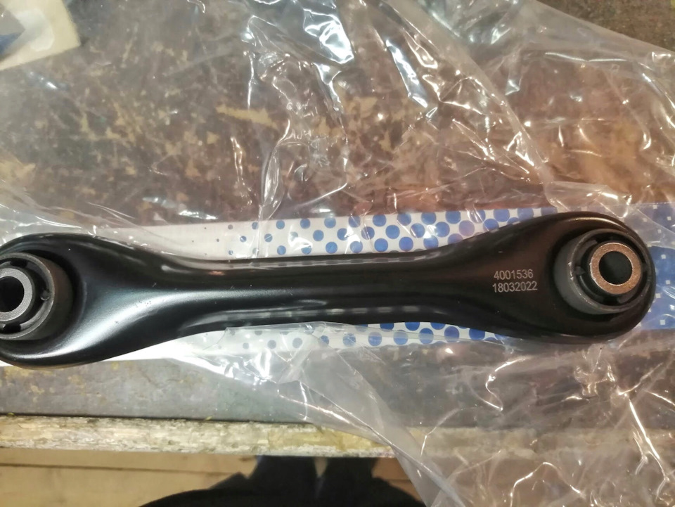 А на самой запчасти маркировка производителя, к сожалению, отсутствует. Наверное, пакуют чужое, суки. — Ford Focus Hatchback III. Запчасти на фото: 4001536, 18032022