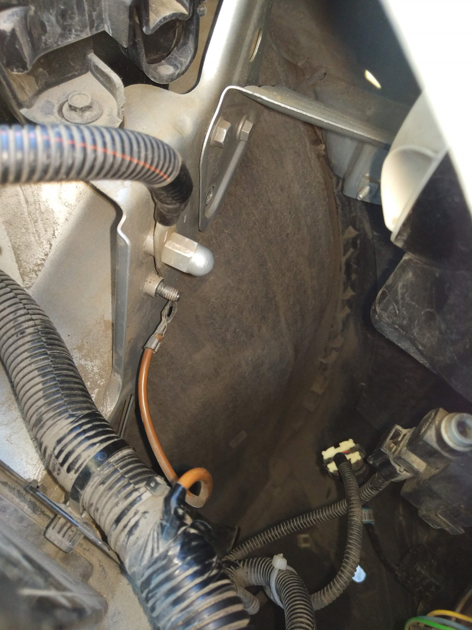 Кронштейн крепления левого переднего крыла — Lada Vesta SW Cross (1G)