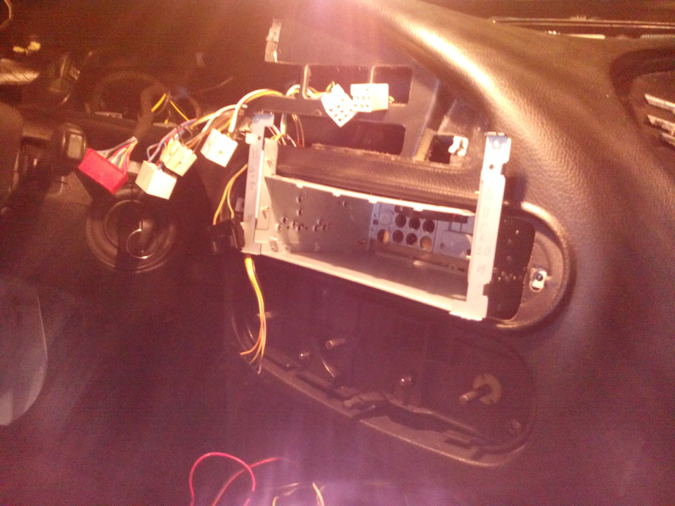 2х диновая автомагнитола в ниву шевроле. fCAAAgDRv2A 960. 2х диновая автомагнитола в ниву шевроле фото. 2х диновая автомагнитола в ниву шевроле-fCAAAgDRv2A 960. картинка 2х диновая автомагнитола в ниву шевроле. картинка fCAAAgDRv2A 960. Захотелось мне как то установить магнитолу себе в машину, что бы музыка играла, но как говориться, зачем довольствоваться тем что есть, а есть по сути место под 1DIN магнитолу не понятно где :-) ну дальше должна быть длинная история по подбору компонентом и внедерению их в автомобиль, но это все мелочи не достойные внимания, а вот торпедо думаю надо показать. ну по порядку, обтягивал виниловой кожей, в просторечии дермантин). только надо смотреть подложку что бы не Х/Б была, есть еще полусентетическая, она тянеться получше.