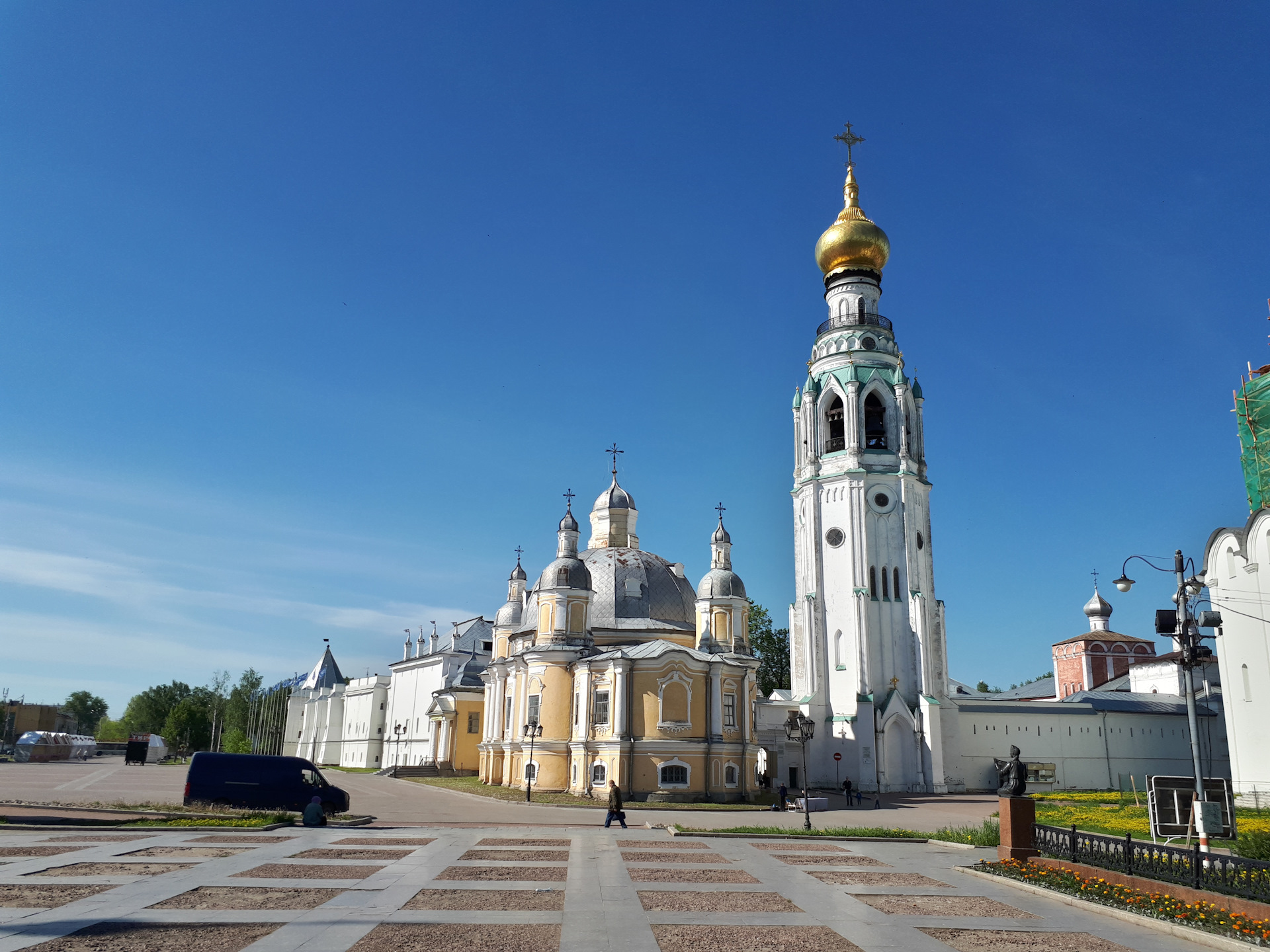 Вологда достопримечательности фото. Вологда Кремль. Кремлевская набережная Вологда. Вологда Кремль достопримечательности. Кремлёвская набережная города Вологды.