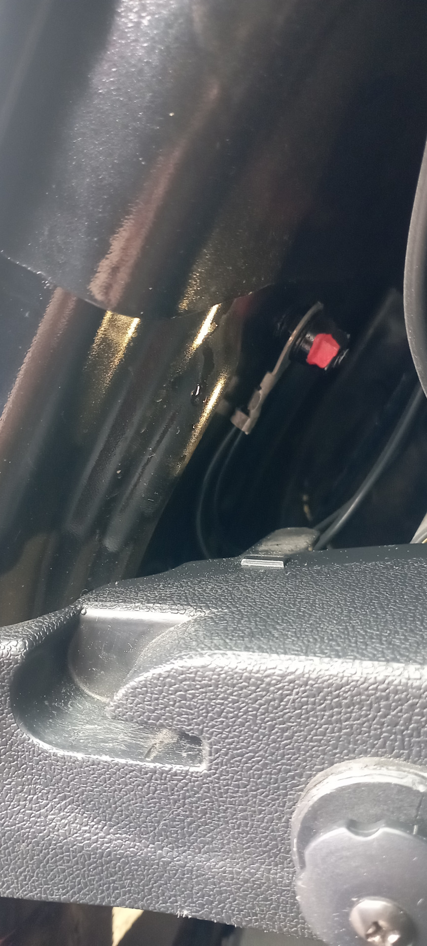 Течет дастер. Течет дастер. Выдавливает масло дастер. Рено течь масла стык кпп и раздатка. 0 слева подтекает масло.