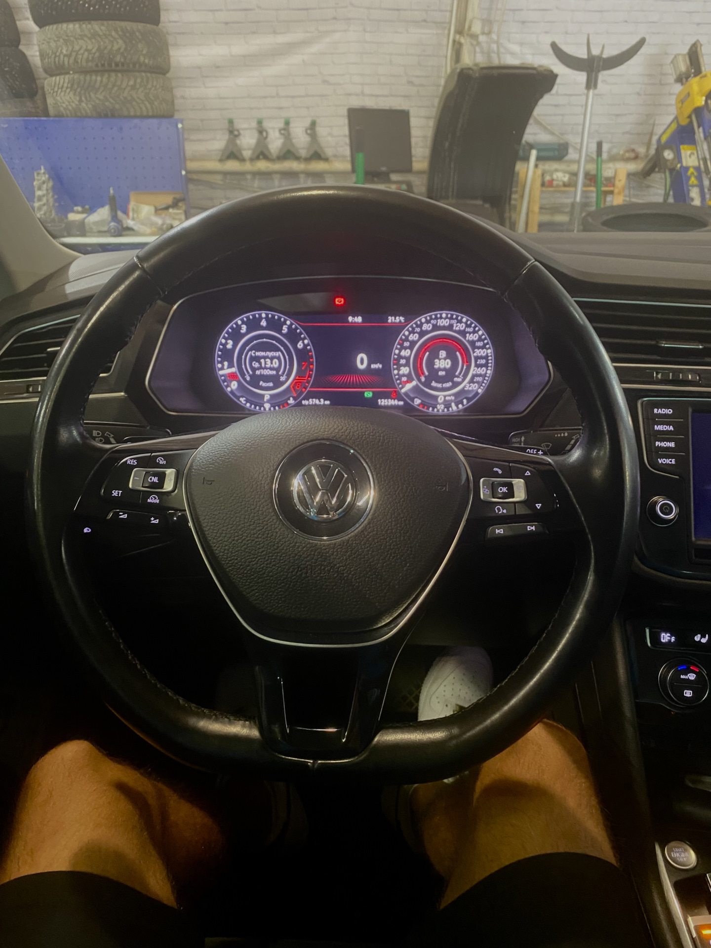 28. Сенсорный R-line руль — Volkswagen Tiguan (2G), 2 л, 2017 года ...