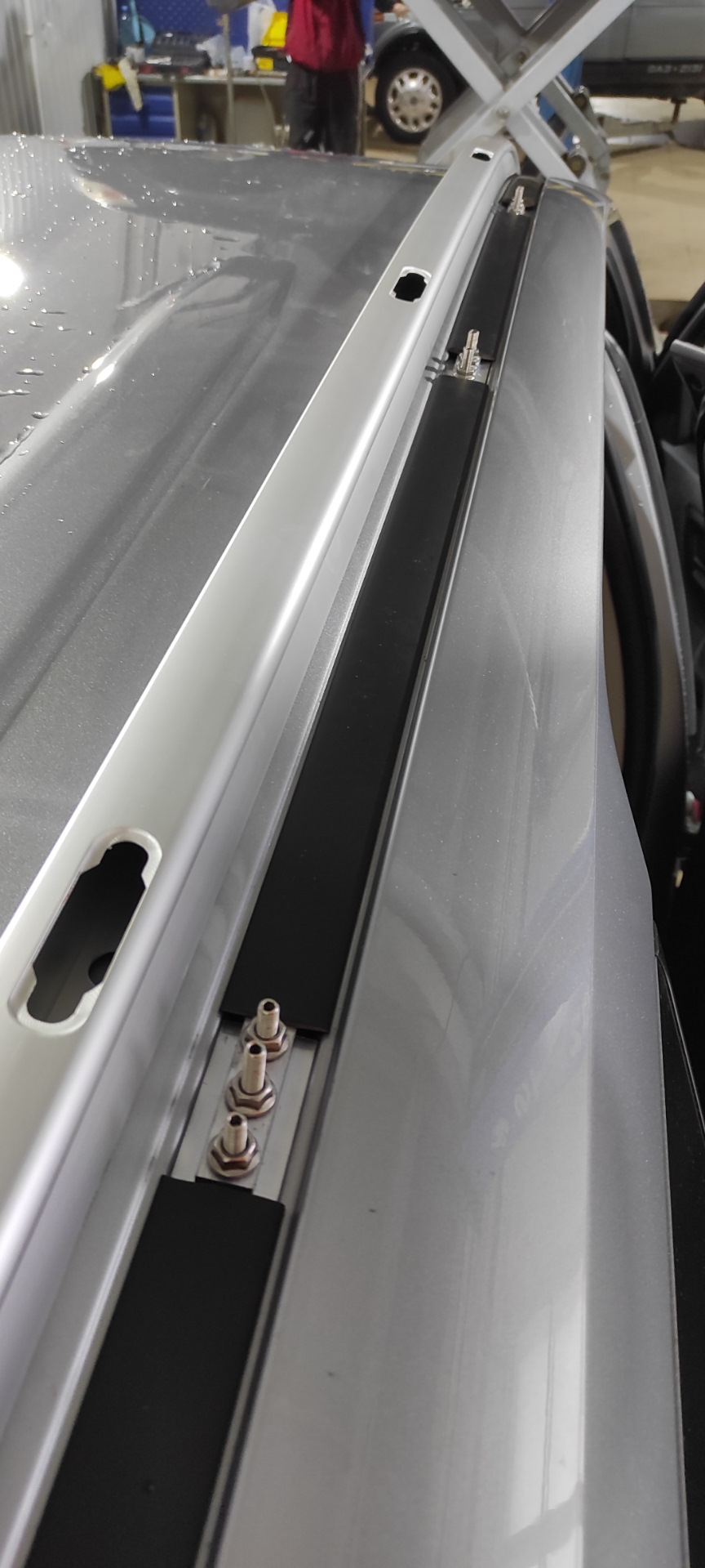 Разметил и вырезал места для креплений — Toyota Fortuner (2G)