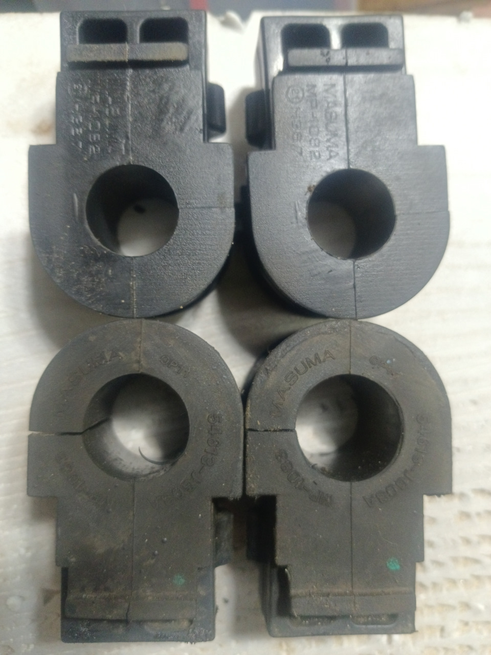 Достаем обе подушки и сравниваем со старыми, старые стояли mp-1083, плюс изношены были разница диаметров огромна — Nissan Qashqai (1G). Запчасти на фото: MP1083