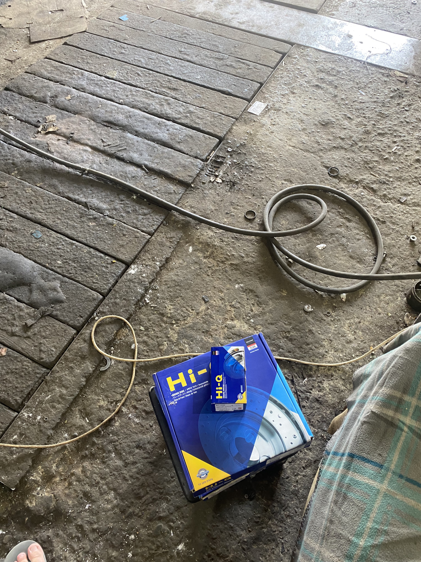 Замена передних тормозных дисков и колодок — KIA Ceed (2G), 1,6 л, 2012 ...