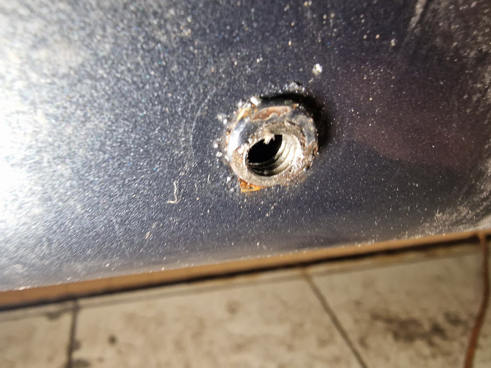 Замена сломанной шпильки порога — Mercedes-Benz GL-class (X166), 3,5 л ...