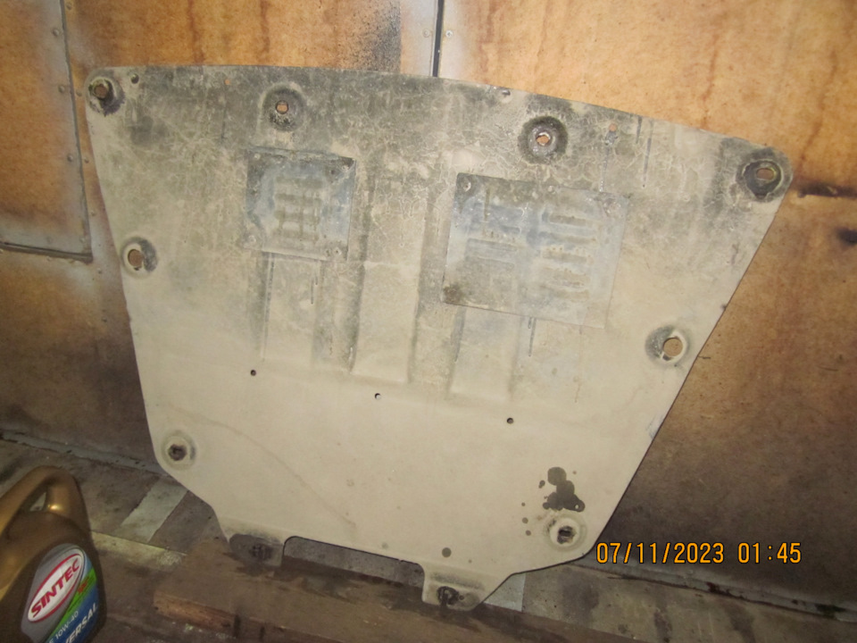 На защите лишь небольшое масляное пятно в правой задней части, течь с маслофильтра была незначительная — Lada Vesta SW (1G)