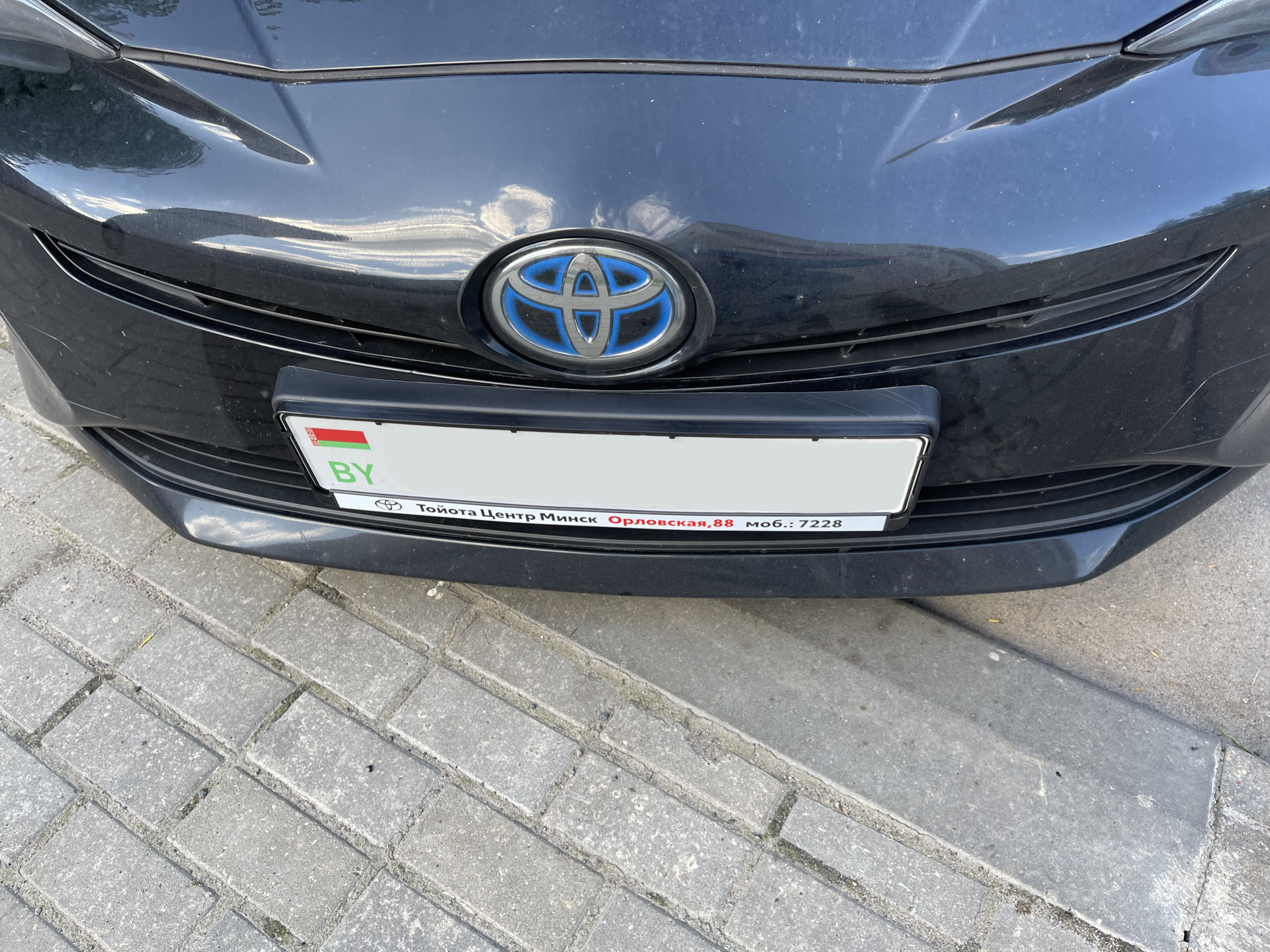 Площадка номерной рамки — Toyota Prius (50), 1,8 л, 2016 года | запчасти |  DRIVE2