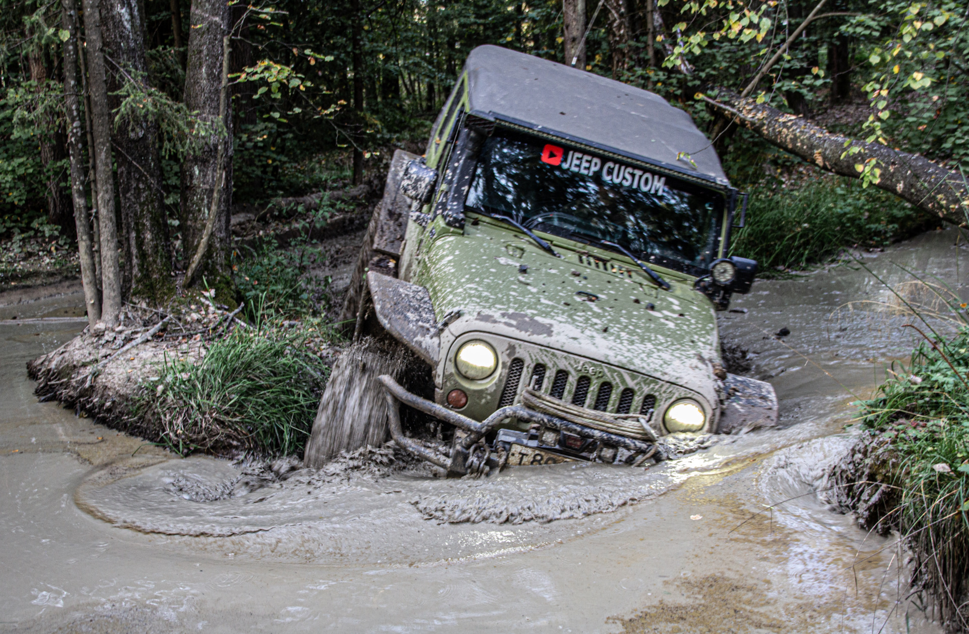 Jeep Wrangler в грязи