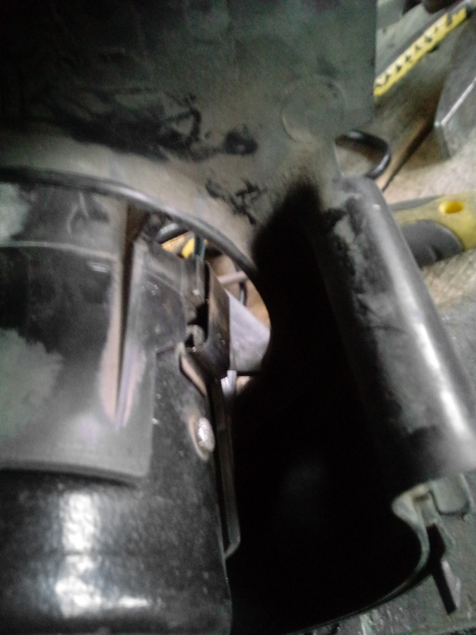 С огромным трудом застегнула вторую скобу, пришлось подточить оба уголка на моторчике в которые вкручены винты. — Lada 2120 Надежда