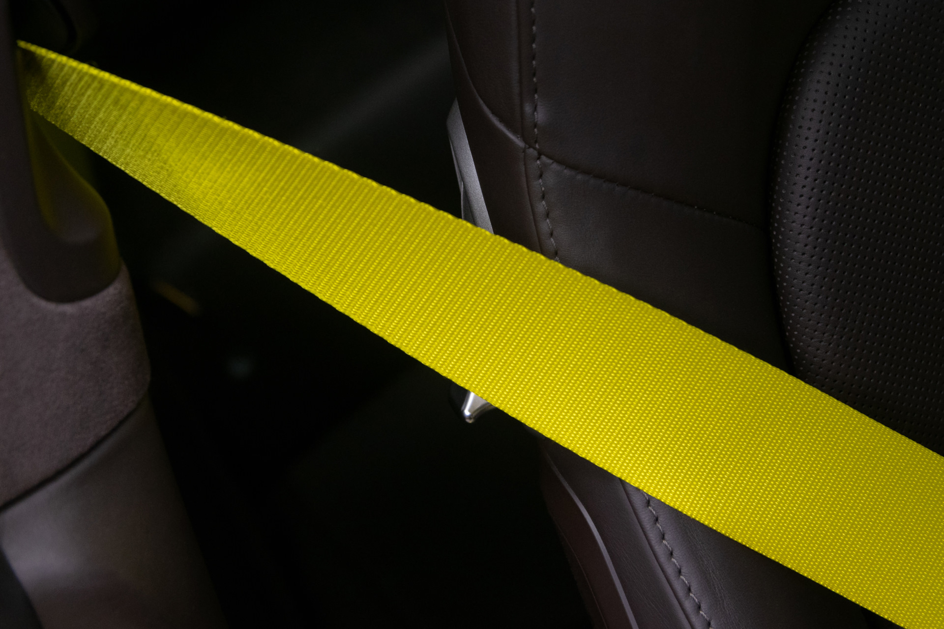 Купить ленту безопасности. Porsche 911 желтые ремни безопасности. Лента жёлтая для ремней безопасности. Лента для ремня безопасности серая. Лента для ремня безопасности зеленая.